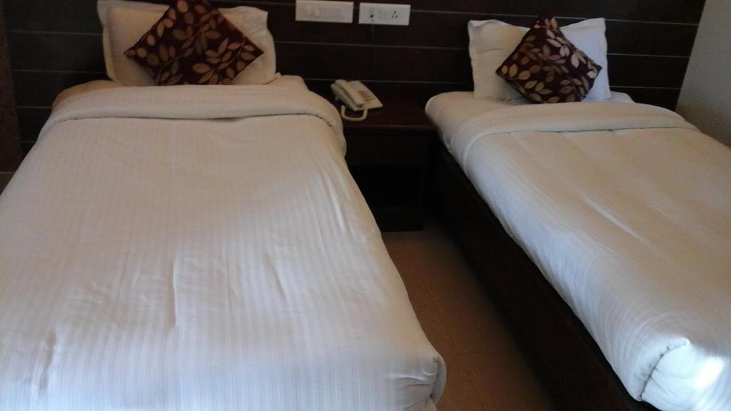 Hotel Pigeon International บังกาลอร์ ภายนอก รูปภาพ