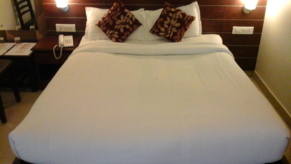 Hotel Pigeon International บังกาลอร์ ภายนอก รูปภาพ